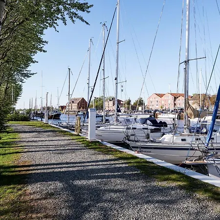 Grosse Terrasse Und Eingezaeunter Garten - Lotsenhus Lejlighed Gollendorf
